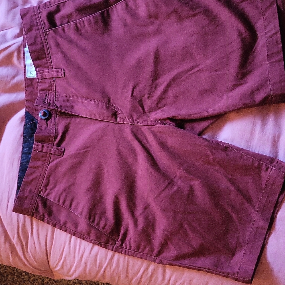 Volcom mens 31 shorts,worn once maroon